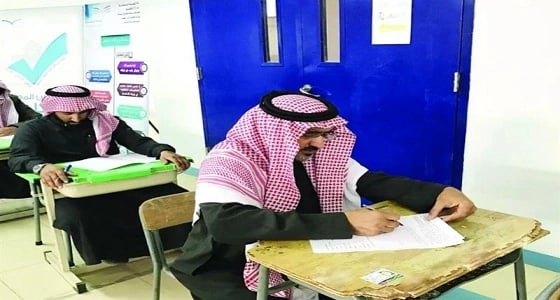 مواطن وابنه يتنافسان في اختبارات الثانوية والصدفة تجمعهما في قاعة واحدة
