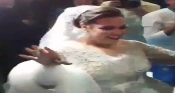 بالفيديو.. رغم وزنها الزائد نجمة مسرح مصر تشعل حفل زفافها برقصها المذهل