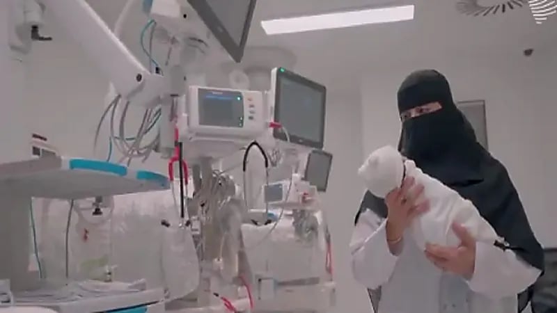 بالفيديو .. قصة قابلة تروي أبرز لحظات عاشتها في غرفة الولادة