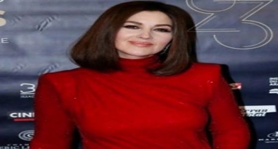 بالصور.. مونيكا بيلوتشى تطل بفستان أحمر مثير