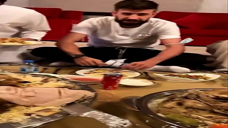 شاهد.. بيكيه في مأدبة عشاء ضخمة بالإمارات 