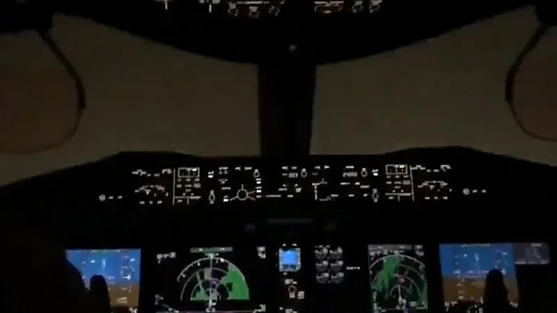 شاهد.. البرق يضرب طائرة البوينج B787 أثناء مرورها بعاصفة جوية