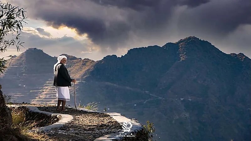 تفاصيل جديدة عن الصورة الشهيرة لمزارع البن بأحد جبال جازان