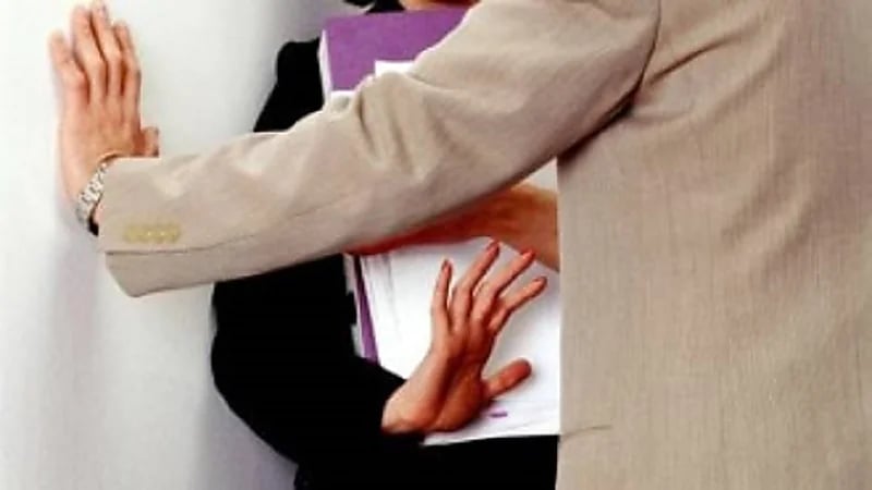 تحرش بطالبة يطيح بأستاذ جامعي من منصبه