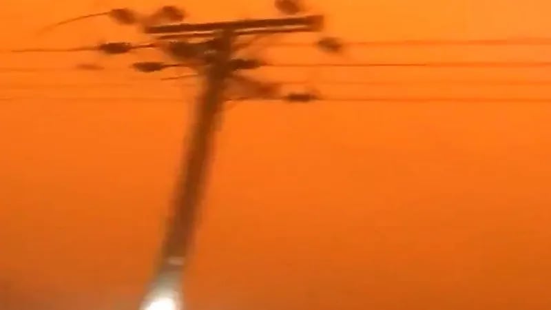 بالفيديو.. انعدام الرؤية بعد قدوم عاصفة غبارية على تمير