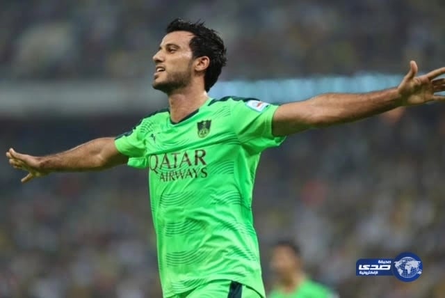 بالفيديو : السومة يهدى كأس السوبر لطفل أهلاوى "مريض"