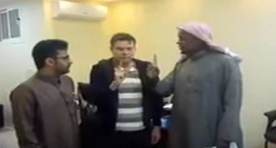 بالفيديو .. لحظة إشهار طيار فرنسي إسلامة وسط زملاءه