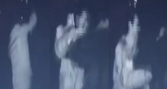 بالفيديو.. مختل عقلي يطعن سيدة 10 مرات في الشارع