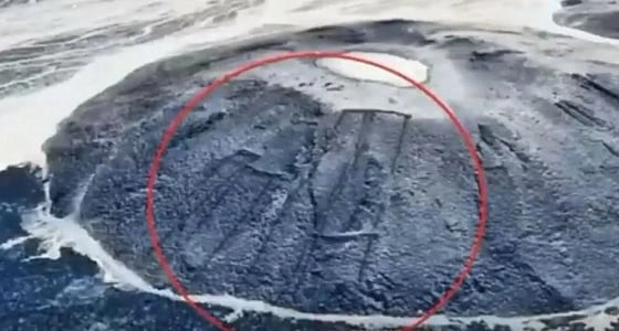 بالفيديو.. اكتشاف عجيب في صحراء المملكة يذهل عالم أسترالي