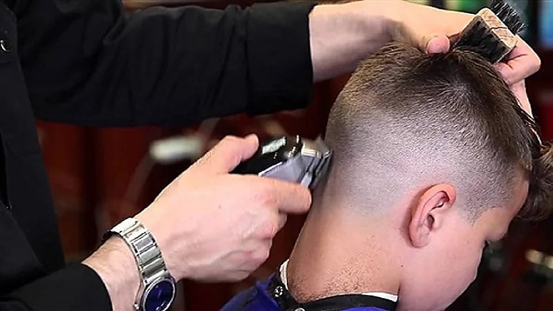 استدعاء أب للنيابة العامة بسبب "قصة شعر ابنه"