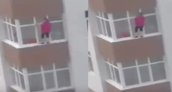 بالفيديو.. سيدة متهورة تتسلق النوافذ لتنظيف الزجاج