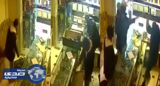 بالفيديو.. عامل يخالف الشروط الصحية وينفخ في أكياس الطعام