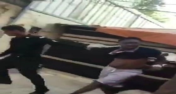 بالفيديو.. الأمن يقيد " أبو ساطور " بعد محاولته خطف طفل بالرياض