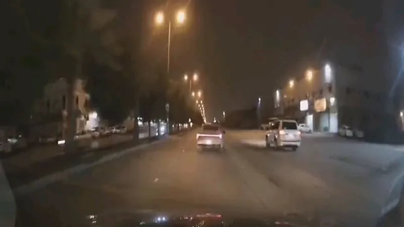 بالفيديو.. سباق وتصادم متعمد بين مركبتين كاد ينتهي بحادث