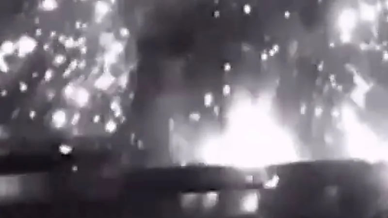 بالفيديو.. لحظة تعرض محطة للطاقة الشمسية لعدة ضربات صاروخية روسية