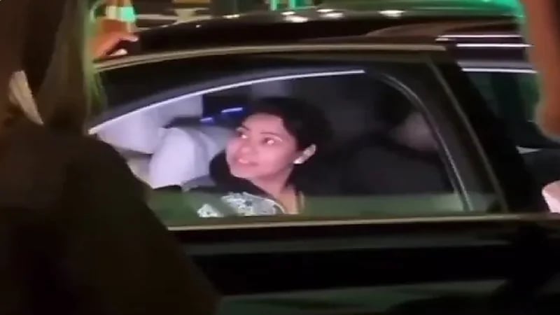 بالفيديو.. شيرين عبدالوهاب تصل بطائرة خاصة إلى جدة لإحياء حفلها الأول