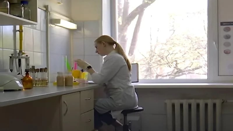 بالفيديو.. لقاح جديد مضاد لفيروس كورونا يشبه الحليب بالفراولة