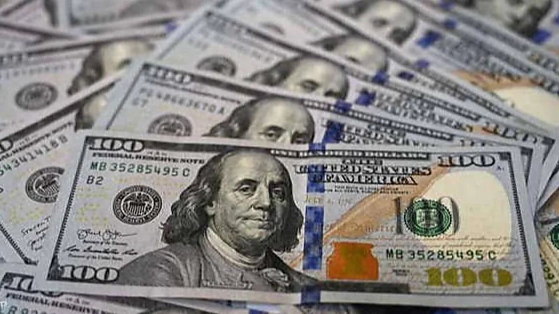 رجل يحصل على ثروة كبيرة من المال في حسابه عن طريق الخطأ