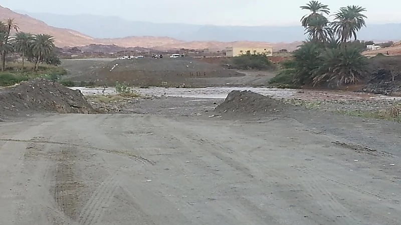 بالصور والفيديو اهالي كروان بالعرضيات يعانون صعوبة الوصول لقراهم بسبب الطريق