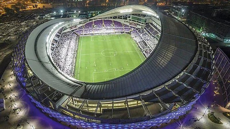 وصول طاقم التحكيم لتقييم صلاحية الملعب الذي سيحتضن لقاء الهلال والعين