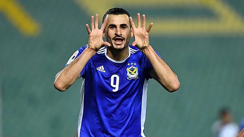 لحظة هروب لاعب القوة الجوية في أحداث شغب بالدوري العراقي .. فيديو