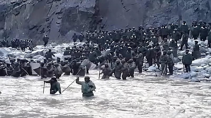 بالفيديو.. اشتباكات عنيفة بين القوات الصينية والهندية بدون أسلحة