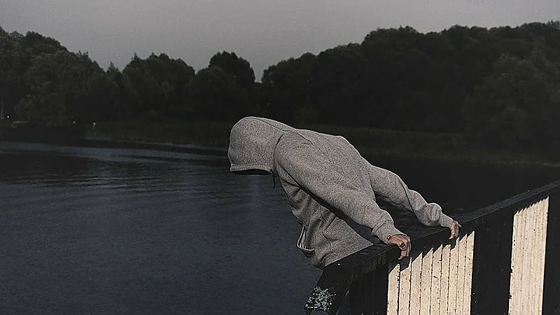 شابان يقفزان من أعلى جسر الشيخ جابر