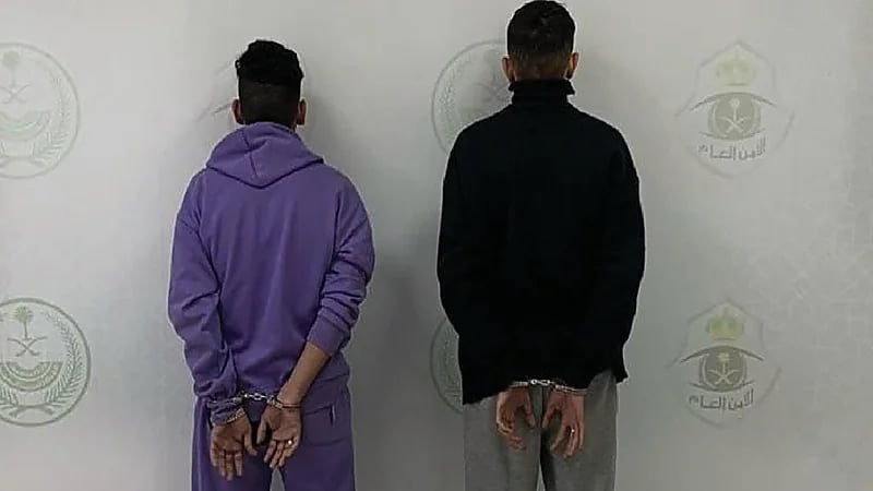 القبض على شخصين لترويجهما مادة الحشيش المخدر وأقراصًا خاضعة لتنظيم التداول الطبي