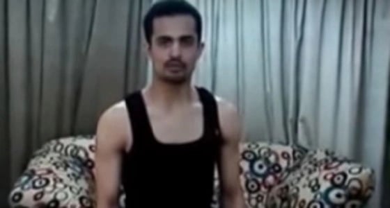 بالفيديو.. مصري خارق يحمل 350 كجم من الحديد بأسنانه