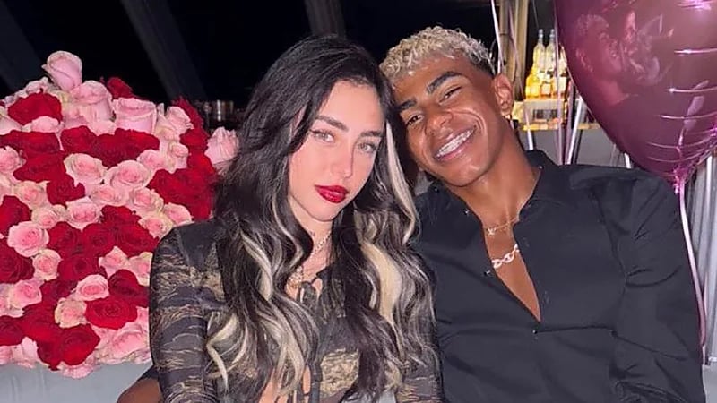 يامال يثير الجدل بصورة مع مغنية أرجنتينية .. صور