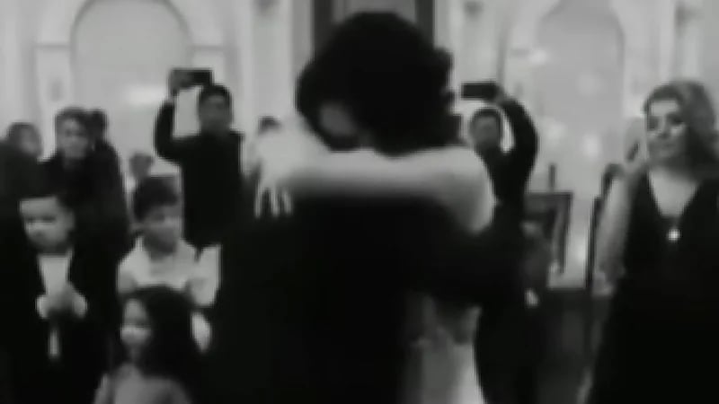 بالصور.. رجل يترك عروسه في حفل زفافهما ليحتضن زوجته الأولى ويبكي