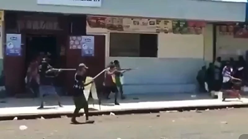 بالفيديو.. تبادل إطلاق النار بين مدنيين وقوات الشرطة بابوا غينيا