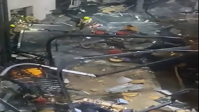 شاهد.. انفجار حوض سمك ضخم بارتفاع 12 متر