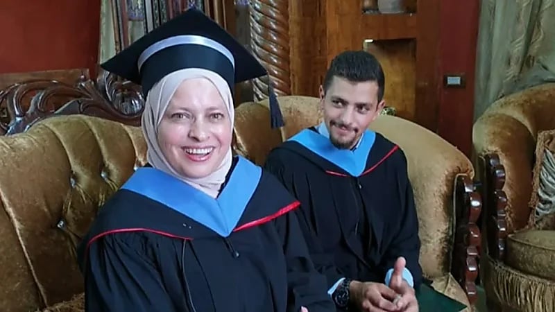 سيدة تستكمل مسيرتها التعليمية وتحصل على الماجستير مع ابنها في يوم واحد (فيديو)