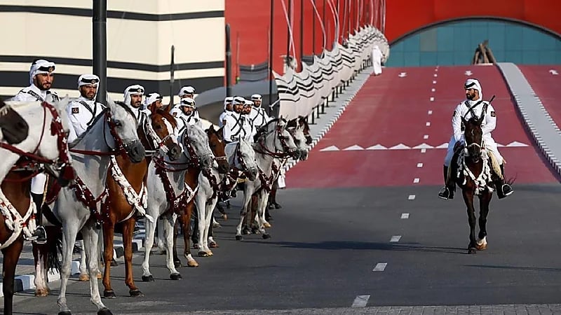 شاهد .. استقبال لاعبي منتخبي قطر والإكوادر بالهجن والخيول العربية