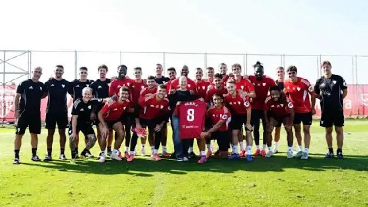 لاعبو إشبيلية يحتفلون بشفاء زوجة زميلهم من السرطان .. صور