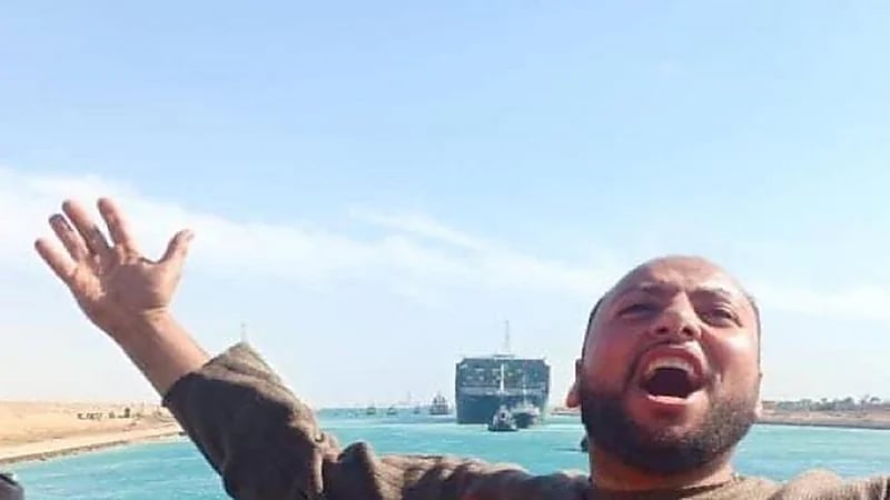 شاهد .. رقص وغناء عمال الكراكات والقاطرات بعد تعويم السفينة بقناة السويس