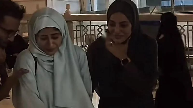 شجون الهاجري وفاطمة الصفي تؤديان مناسك العمرة... فيديو