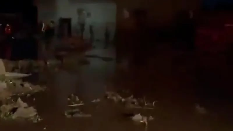 بالفيديو.. السيول والأمطار تتسبب بأضرار في ممتلكات ومركبات