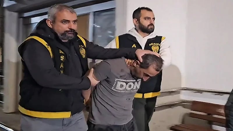 القبض على لص اختبأ في فتحة تهوية 3 أيام بعد سرقته مجوهرات ذهبية .. فيديو