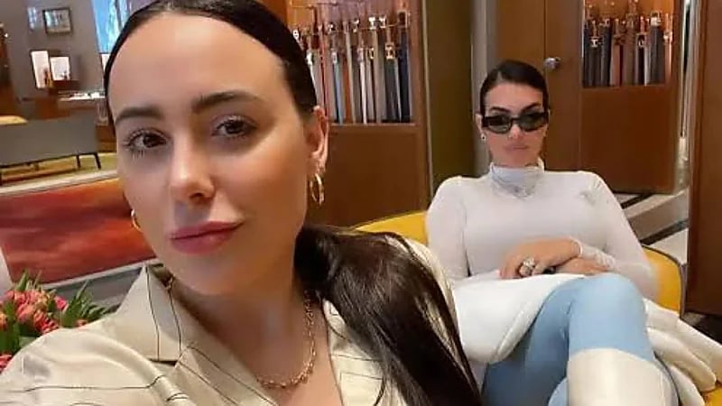 جورجينا رودريغيز وشقيقتها إيفانا بين 1997 و2025