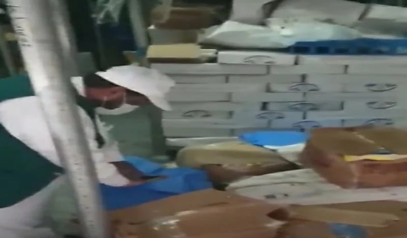 مداهمة مستودع مخالف في مكة وضبط 17 طنا من اللحوم الفاسدة 