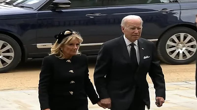 شاهد .. بايدن وزوجته يتعرضان لموقف محرج في جنازة الملكة إليزابيث