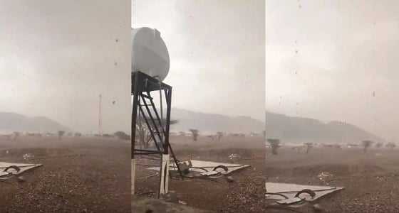 بالفيديو.. زخات البرد تنهال على شوارع خيبر في منظر مهيب