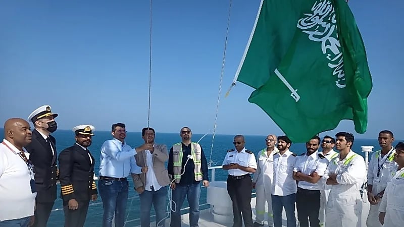 بالصور.. "النقل" ترفع العلم السعودي على ناقلة النفط راية