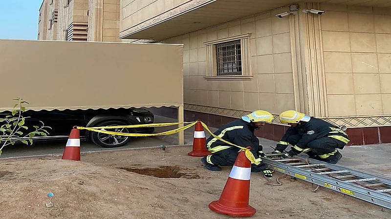 بالصور .. الدفاع المدني ينقذ طفلًا سقط في خزان مياه