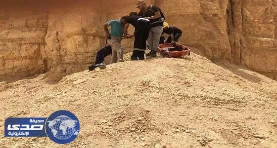 بالصور.. انقاذ خمسيني أُحتجز في منطقة جبلية وعرة بالقدية