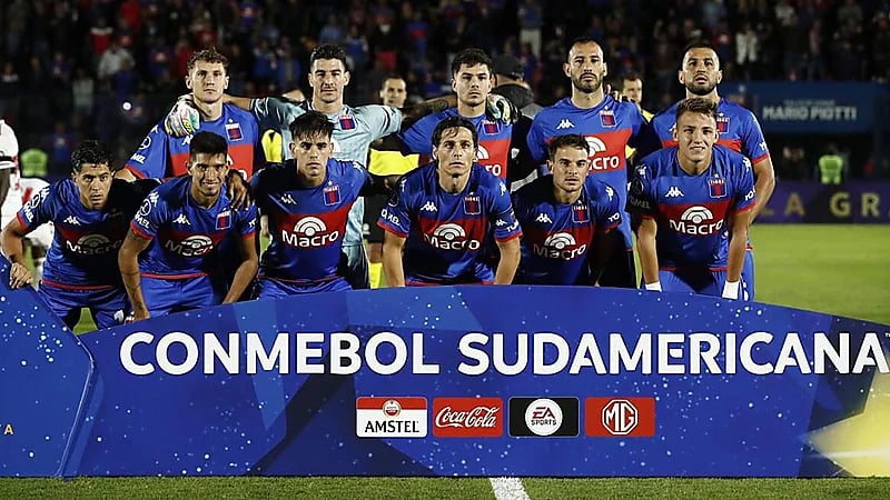 شاهد.. مشجعو تيغري الأرجنتيني يقذفون حافلة فريقهم بالخطأ قبل مواجهة ساو باولو