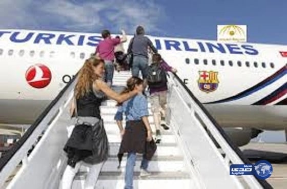 في شارع الفن المقام ضمن مهرجان أبها يجمعنا لوحة تهديها طفلة لوالدها المرابط بالحد الجنوبي (فيديو)