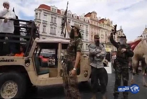 بالصور: ملتحون يتظاهرون بانهم من تنظيم "داعش" ويبثون الرغب في براغ